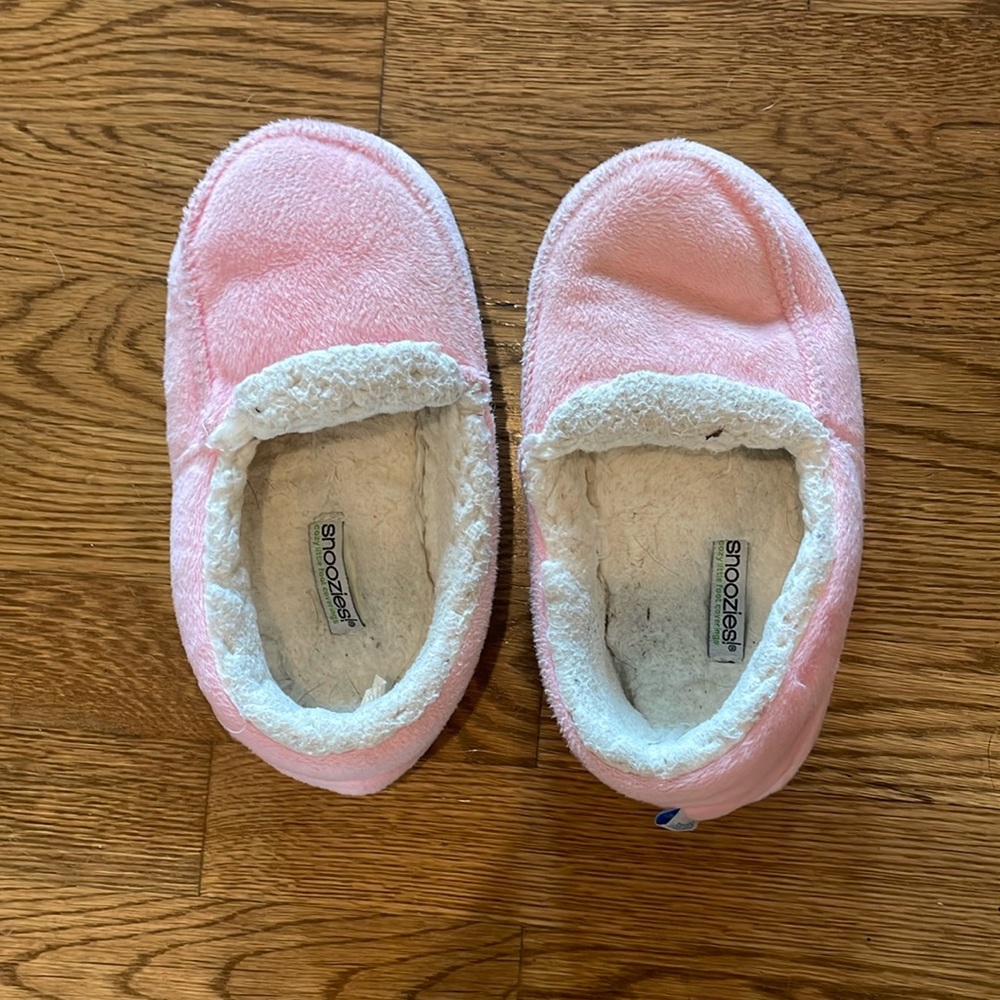 Girls size small Snoozies! Pink slippers